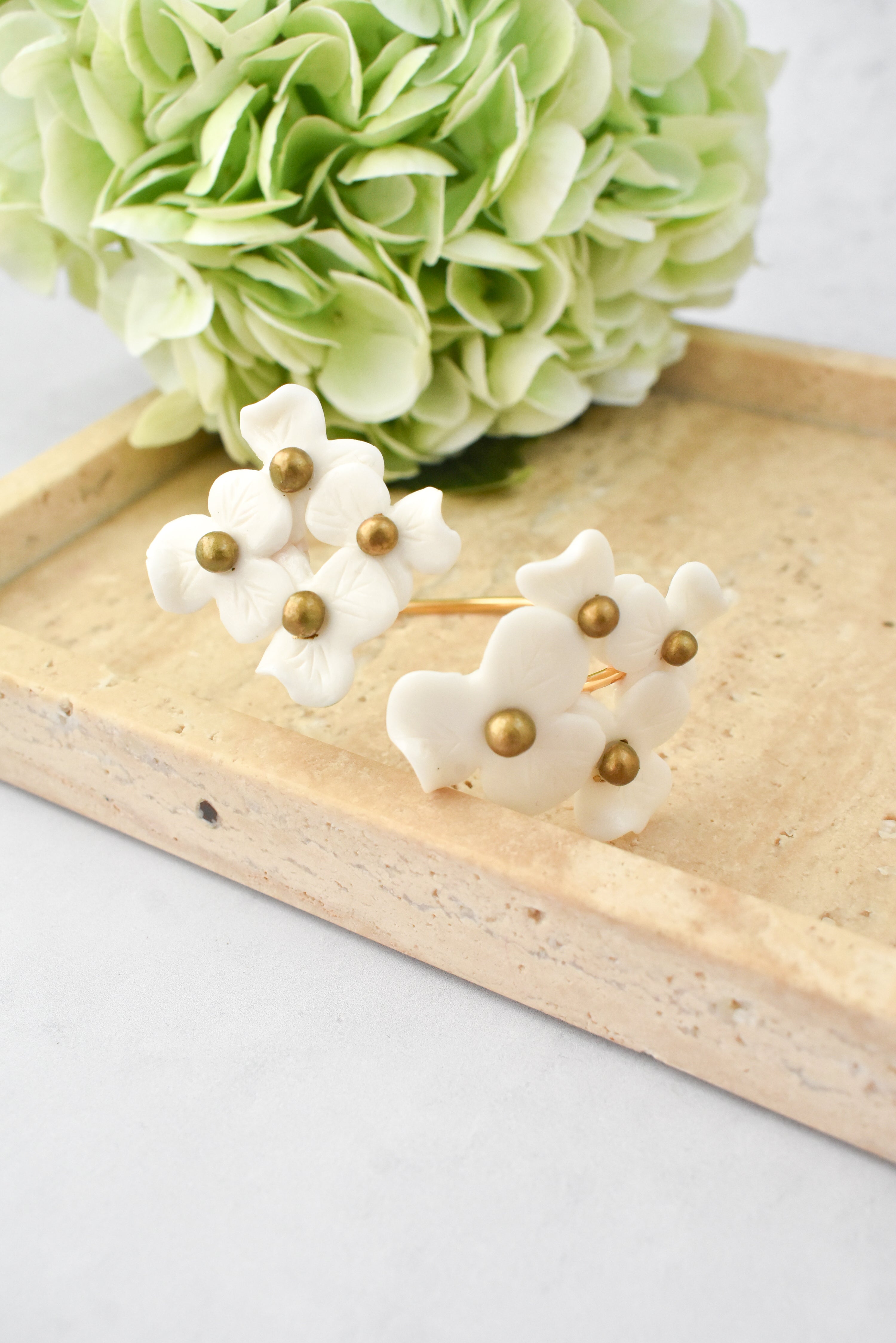 BRAZALETE COVADONGA BLANCO - Brazalete floral para novias