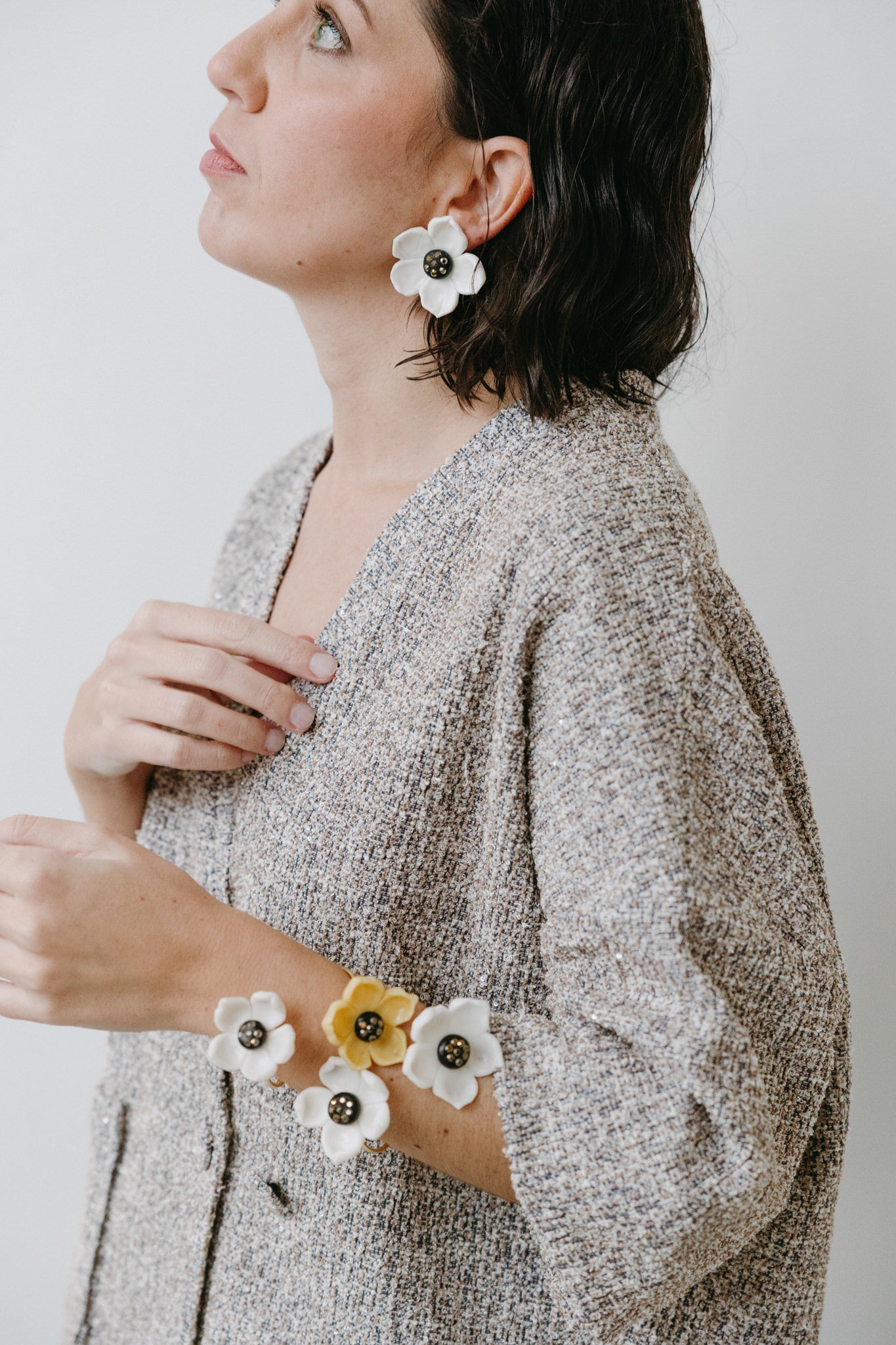 PORQUE EL MATERIAL IMPORTA: LA PASTA ESCULTÓRICA DETRÁS DE LAS JOYAS FLORALES DE VILLA BESADA